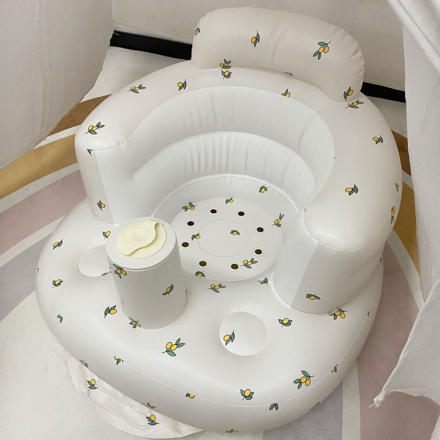Bequemer Babystuhl mit Wirbelsäulenstütze